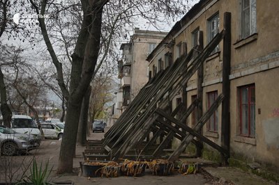 Тріщини, підтоплення і підпірки: як живуть мешканці будинку над катакомбами на Розкидайлівській Тріщини, підтоплення і підпірки: як живуть мешканці будинку над катакомбами на Розкидайлівській