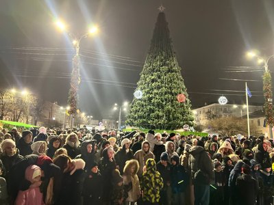 Люди на відкритті головної ялинки у Чернівцях Люди на відкритті головної ялинки у Чернівцях