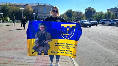 «Шукаємо як підтримку, так і надію»: у Черкасах відбулася щонедільна акція «Не мовчи — полон вбиває» «Шукаємо як підтримку, так і надію»: у Черкасах відбулася щонедільна акція «Не мовчи — полон вбиває»