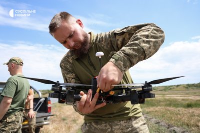 Пілот FPV-дрона з позивним Марік прийшов у морську піхоту з Повітряних сил. Керував човном під час операцій на Дніпрі у складі 35-ї бригади, згодом потрапив у підрозділ ударних БпЛА 505-го бату. Херсонщина, травень 2025 року Пілот FPV-дрона з позивним Марік прийшов у морську піхоту з Повітряних сил. Керував човном під час операцій на Дніпрі у складі 35-ї бригади, згодом потрапив у підрозділ ударних БпЛА 505-го бату. Херсонщина, травень 2025 року