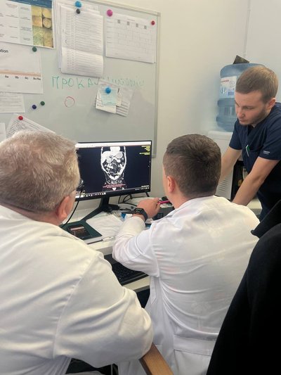Лікарі обговорюють результати обстеження Лікарі обговорюють результати обстеження