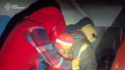 Рятувальники евакуюють мешканку будинку Рятувальники евакуюють мешканку будинку