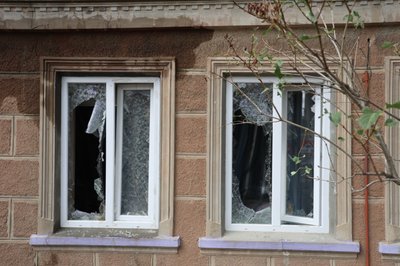 Пошкоджені будинки та навчальний заклад. Херсонці долають наслідки обстрілу Корабельного району Пошкоджені будинки та навчальний заклад. Херсонці долають наслідки обстрілу Корабельного району