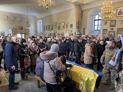 У Полтаві попрощалися з трьома солдатами, які обороняли Україну на війні з РФ У Полтаві попрощалися з трьома солдатами, які обороняли Україну на війні з РФ