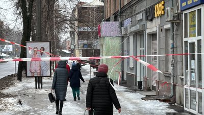 Чи очищають у Полтаві дахи будинків від бурульок? Чи очищають у Полтаві дахи будинків від бурульок?