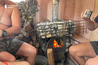 "Пункт незламності" для моржів: одесит створив мобільну лазню