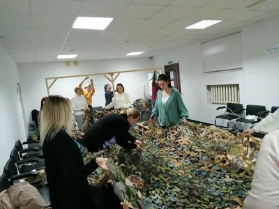 "Можливо це збереже чиєсь життя". Працівниці "Кіровоградобленерго" плетуть маскувальні сітки замість обіду "Можливо це збереже чиєсь життя". Працівниці "Кіровоградобленерго" плетуть маскувальні сітки замість обіду