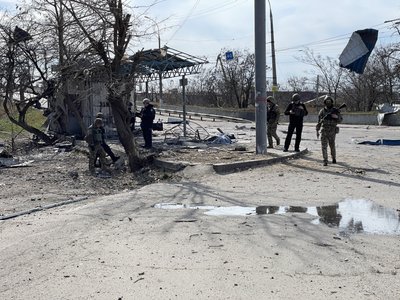 Російська армія обстріляла зупинку громадського транспорту у Херсоні, загинули троє людей Російська армія обстріляла зупинку громадського транспорту у Херсоні, загинули троє людей