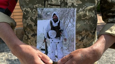 «За рік ні разу не відпустили». У Сумах попрощалися із захисником Валерієм Пінським «За рік ні разу не відпустили». У Сумах попрощалися із захисником Валерієм Пінським
