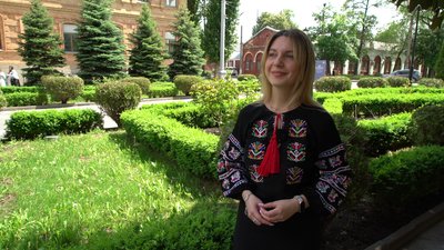 З обрисами карти України: біля кропивницького університету влаштували акцію до Дня вишиванки З обрисами карти України: біля кропивницького університету влаштували акцію до Дня вишиванки