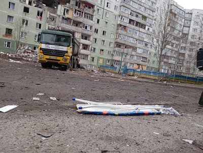 "Нічого нема. Тільки газ є". У Сумах розбирають завали багатоповерхівки після удару РФ "Нічого нема. Тільки газ є". У Сумах розбирають завали багатоповерхівки після удару РФ