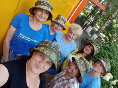 "Шалені голки": як жінки з Подільська плетуть кілометри захисту для армії "Шалені голки": як жінки з Подільська плетуть кілометри захисту для армії
