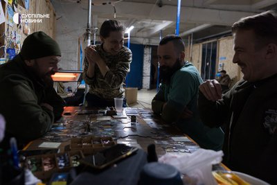 Військові медики Першого окремого медичного батальйону грають у настільну гру, поки чекають на поранених у стабпункті Військові медики Першого окремого медичного батальйону грають у настільну гру, поки чекають на поранених у стабпункті