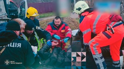 Деблокували та госпіталізували травмованого: у Количівці на Чернігівщині сталася ДТП Деблокували та госпіталізували травмованого: у Количівці на Чернігівщині сталася ДТП