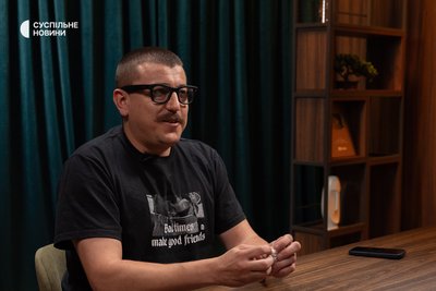 Капітан Збройних сил України, експерт директорату політик закупівель Міноборони Роман Сініцин під час інтервʼю Суспільному, Київ, 29 липня 2026 року Капітан Збройних сил України, експерт директорату політик закупівель Міноборони Роман Сініцин під час інтервʼю Суспільному, Київ, 29 липня 2026 року