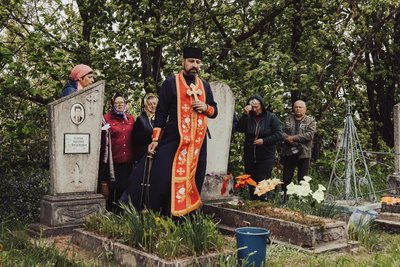 Катають яйця на могилах, кладуть цукерки й паски біля поховань та моляться: як відзначають Проводи на Сумщині Катають яйця на могилах, кладуть цукерки й паски біля поховань та моляться: як відзначають Проводи на Сумщині