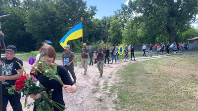 На Чернігівщині попрощалися з чотирма солдатами, які загинули на північно-східному напрямку На Чернігівщині попрощалися з чотирма солдатами, які загинули на північно-східному напрямку