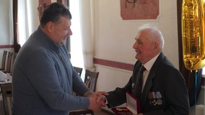 "Робіть добрі справи, майте добрі помисли, а ще обов'язково вірте у Перемогу", — столітній житомирянин Віктор Поліщук "Робіть добрі справи, майте добрі помисли, а ще обов'язково вірте у Перемогу", — столітній житомирянин Віктор Поліщук