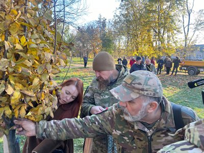 У Львові на честь загиблих воїнів "Правого сектора" висадили алею дерев