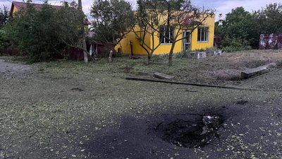 Уночі 24 червня російські війська атакували деокуповану у 2022 році Балаклію Харківської області. Удари дронів прийшлися по приватній житловій забудові. Одна людина загинула, ще одна мала гостру реакцію на стрес