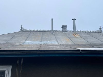пошкоджений уламками ракети дах пошкоджений уламками ракети дах