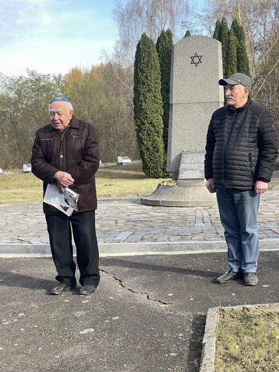 У Рівному вшанували пам'ять євреїв, розстріляних в урочищі Сосонки У Рівному вшанували пам'ять євреїв, розстріляних в урочищі Сосонки
