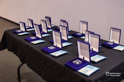 У Дніпрі посмертними нагородами «Захисник Вітчизни» відзначили 17 воїнів У Дніпрі посмертними нагородами «Захисник Вітчизни» відзначили 17 воїнів