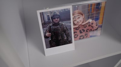 Фото військового з Буковини Василя Микитюка у будинку рідної сестри Юліани Олійник поруч з фото її доньки Фото військового з Буковини Василя Микитюка у будинку рідної сестри Юліани Олійник поруч з фото її доньки
