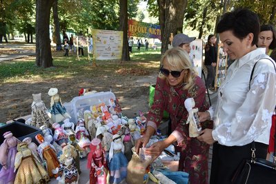 У Звягелі на благодійному ярмарку зібрали понад 100 тисяч гривень на допомогу ЗСУ У Звягелі на благодійному ярмарку зібрали понад 100 тисяч гривень на допомогу ЗСУ