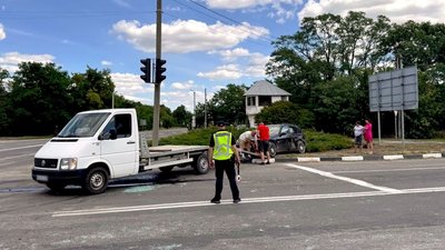 На Кіровоградщині зіштовхнулись дві легкові машини та мікроавтобус: що відомо На Кіровоградщині зіштовхнулись дві легкові машини та мікроавтобус: що відомо