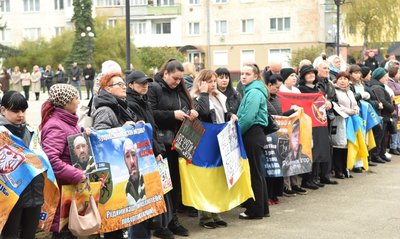 учасники акції, прапори, плакати учасники акції, прапори, плакати