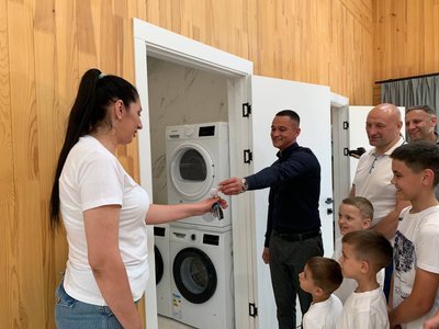"Досі не можемо повірити": багатодітній родині переселенців збудували будинок у Черкасах "Досі не можемо повірити": багатодітній родині переселенців збудували будинок у Черкасах