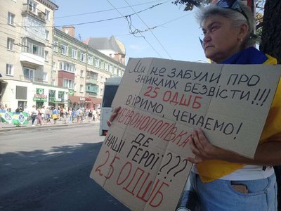 "Сто тижнів мовчання": у Хмельницькому відбулась акція на підтримку полонених "Сто тижнів мовчання": у Хмельницькому відбулась акція на підтримку полонених