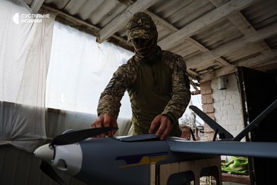 Військовий екіпажу аеророзвідки 34 ОБрБО з позивним "Шок" готує до роботи літак-розвідник на позиції групи на Херсонщині Військовий екіпажу аеророзвідки 34 ОБрБО з позивним "Шок" готує до роботи літак-розвідник на позиції групи на Херсонщині
