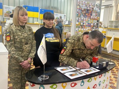 У Житомирі погасили марку "Мечем і волею" до четвертої річниці повномасштабної війни У Житомирі погасили марку "Мечем і волею" до четвертої річниці повномасштабної війни
