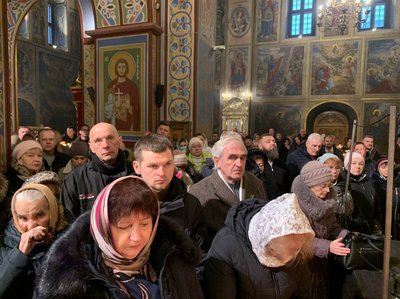 У Києві 25 грудня люди прийшли з нагоди Різдва на Божественну Літургію ПЦУ у Михайлівському соборі У Києві 25 грудня люди прийшли з нагоди Різдва на Божественну Літургію ПЦУ у Михайлівському соборі