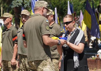 В Ужгороді попрощалися з 33-річним полеглим захисником Володимиром Рогачем В Ужгороді попрощалися з 33-річним полеглим захисником Володимиром Рогачем