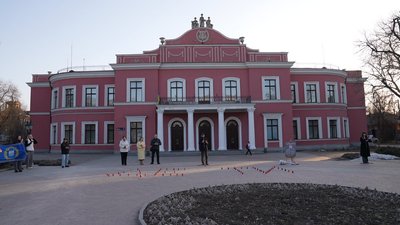 Четвері роковини авіаудару по Маріупольському драмтеатру: у Кропивницькому вшанували загиблих Четвері роковини авіаудару по Маріупольському драмтеатру: у Кропивницькому вшанували загиблих