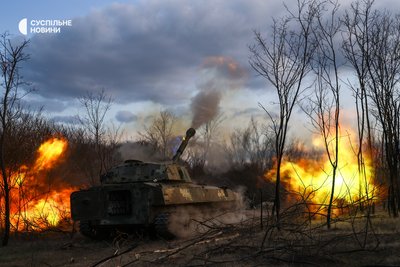 Артилеристи з 39-ї окремої бригади берегової оборони Корпусу морської піхоти стріляють з САУ "Гвоздика" по російських позиціях в районі сіл Кринки та Козачі Лагері на окупованому лівому березі Херсонщини, березень 2025 року Артилеристи з 39-ї окремої бригади берегової оборони Корпусу морської піхоти стріляють з САУ "Гвоздика" по російських позиціях в районі сіл Кринки та Козачі Лагері на окупованому лівому березі Херсонщини, березень 2025 року