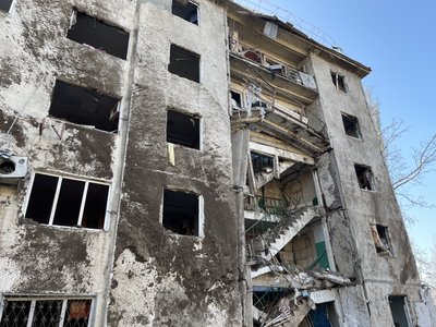 "Я вибив з ноги двері, а в коридорі у мене — вулиця". Херсонці про авіаудар по житловому будинку "Я вибив з ноги двері, а в коридорі у мене — вулиця". Херсонці про авіаудар по житловому будинку