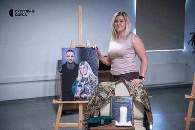 «За кожним обличчям — чоловік, брат, син»: в Одесі відкрили виставку про загиблих прикордонників