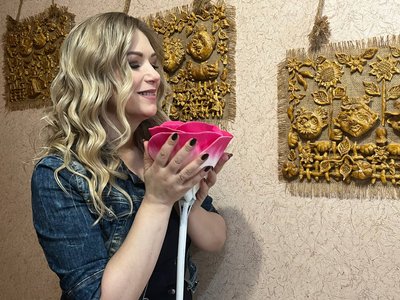 "Якщо я фея квітів, то мушу феячити": черкащанка виготовляє світильники у вигляді квітів