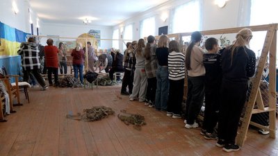 Понад 860 маскувальних сіток для військових: волонтери на Вінниччині допомагають захисникам Понад 860 маскувальних сіток для військових: волонтери на Вінниччині допомагають захисникам