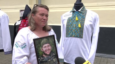 У Рівному презентували виставку вишитих сорочок загиблих військових У Рівному презентували виставку вишитих сорочок загиблих військових