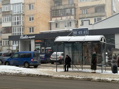 Зупинка громадського транспорту на вулиці Південно-Кільцевій у Чернівцях Зупинка громадського транспорту на вулиці Південно-Кільцевій у Чернівцях