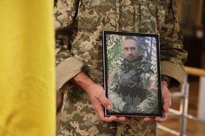 У кафедральному соборі Святої Трійці попрощалися з загиблим захисником, лучанином Олександром Мартинюком У кафедральному соборі Святої Трійці попрощалися з загиблим захисником, лучанином Олександром Мартинюком