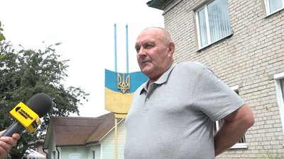 Конфлікт між вірянами ПЦУ та УПЦ у селі Старосільці на Житомирщині: священнослужіння біля закритого храму Конфлікт між вірянами ПЦУ та УПЦ у селі Старосільці на Житомирщині: священнослужіння біля закритого храму