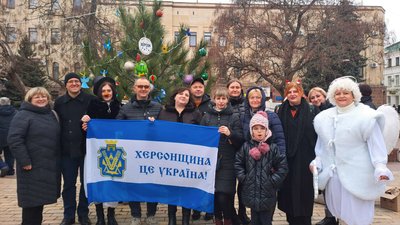 "Кіровоградщина серцем з вами": у Кропивницькому встановили й прикрасили 12 сосен до новорічно-різдвяних свят "Кіровоградщина серцем з вами": у Кропивницькому встановили й прикрасили 12 сосен до новорічно-різдвяних свят