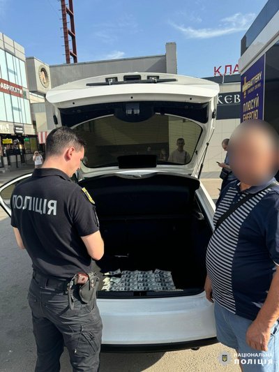 Житель Харкова та його син-лікар допомагали чоловікам списатися з військового обліку Житель Харкова та його син-лікар допомагали чоловікам списатися з військового обліку