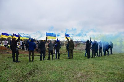 Жителі Снігурівки під час прощання із військовим Михайлом Прокопчуком Жителі Снігурівки під час прощання із військовим Михайлом Прокопчуком